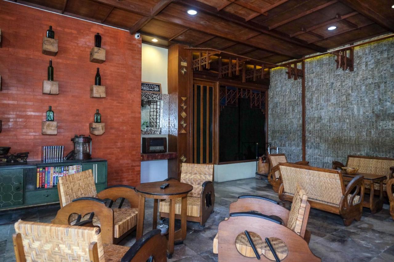 Urbanview Hotel Syariah Wisnugraha By Reddoorz Yogyakarta Esterno foto