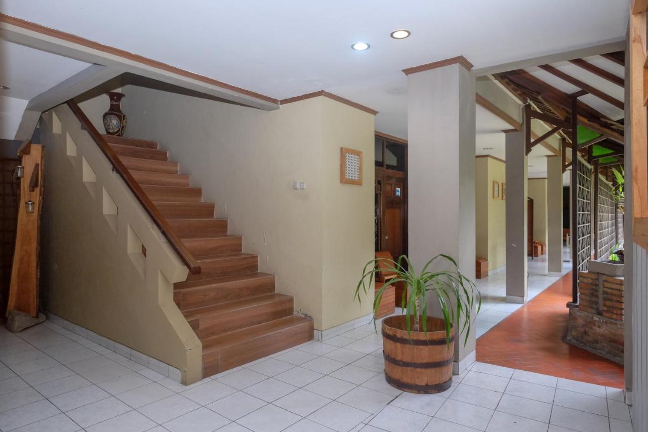 Urbanview Hotel Syariah Wisnugraha By Reddoorz Yogyakarta Esterno foto