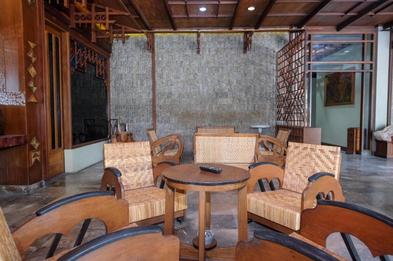 Urbanview Hotel Syariah Wisnugraha By Reddoorz Yogyakarta Esterno foto